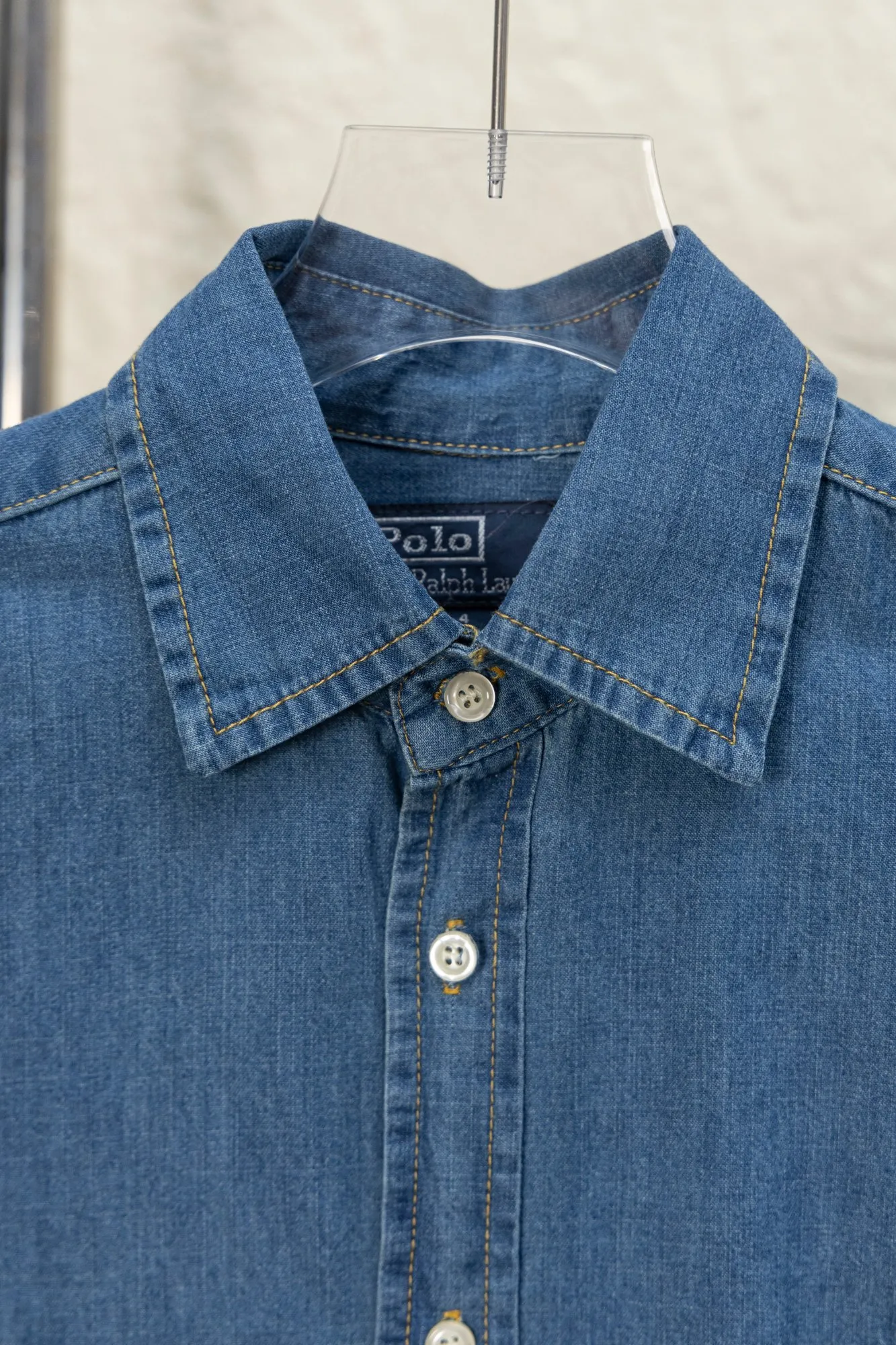 P240 Style number: JZ002 Rah Lauren colorful small label logo embroidered denim shirt. Same style for men and women. Complete with three labels. Complete package. Official website details consistent. Made of denim fabric. Denim fabric has been treated with a special process, soft yet crisp. Ready-to-wear washed. Skin-friendly and comfortable. Classic and invincible. Suitable for business and leisure. Collar buttons. Different currencies. All fabric accessories are original and the details are very good. Color: Denim blue Size: S M L XL